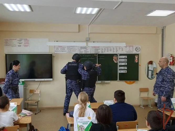 Росгвардейцы провели патриотические и профилактические мероприятия для молодежи
