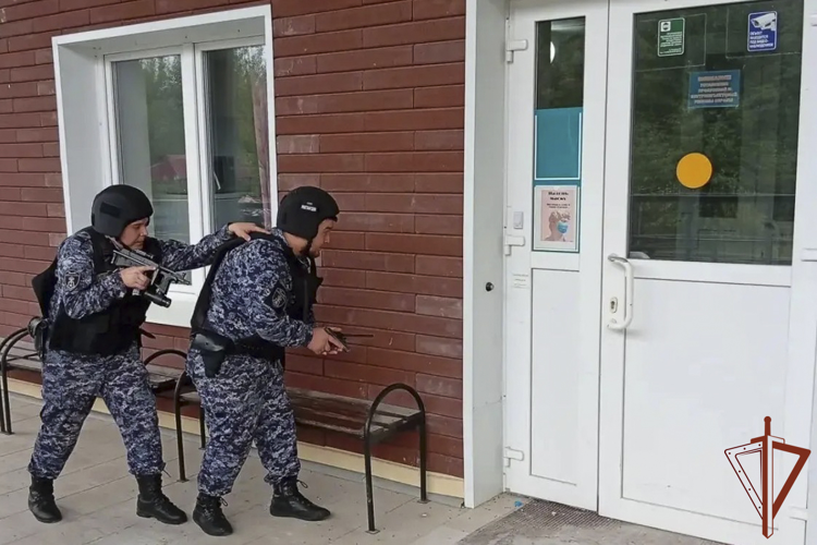 Подразделения Росгвардии приняли участие во всероссийских антитеррористических учениях в образовательных организациях Урала