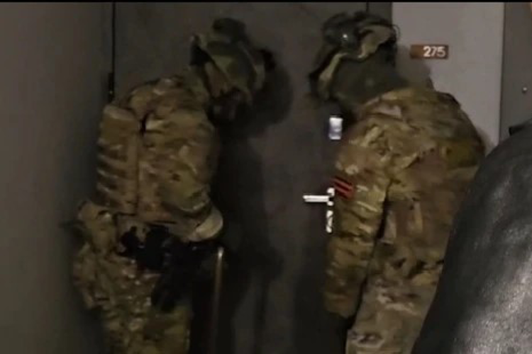 В Липецке при силовой поддержке Росгвардии задержан подозреваемый в превышении должностных полномочий (видео)