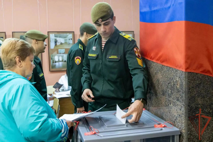 В Приволжье росгвардейцы принимают участие в голосовании на выборах депутатов Государственной думы Российской Федерации (видео)