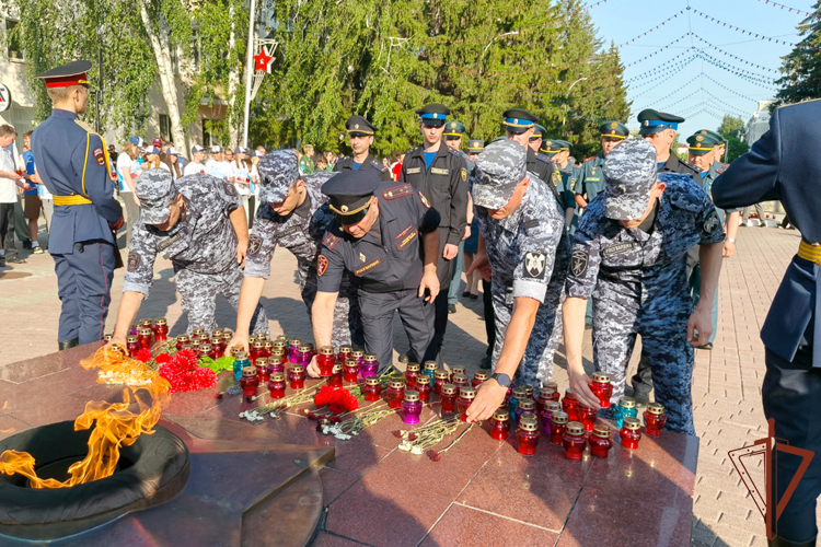 На Урале военнослужащие и сотрудники Росгвардии приняли участие в памятных мероприятиях ко Дню памяти и скорби