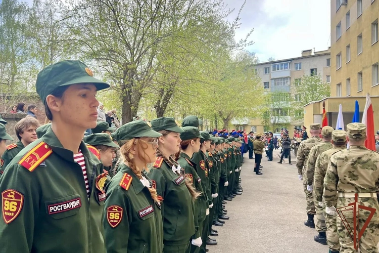 В Уфе росгвардейцы приняли участие в акции «Парад у дома ветерана»