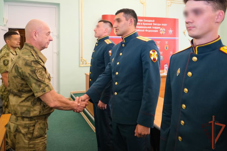 Командующий Северо-Западным округом Росгвардии провел встречу с выпускниками военных вузов