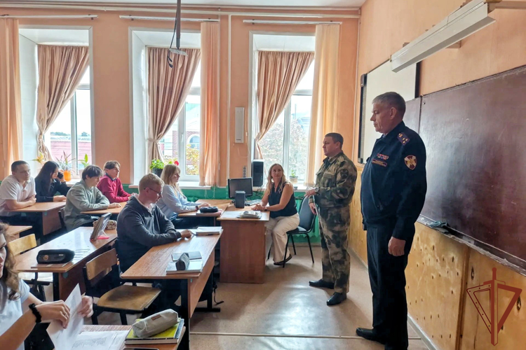 Офицеры Росгвардии провели патриотические мероприятия с молодежью в Воронежской области
