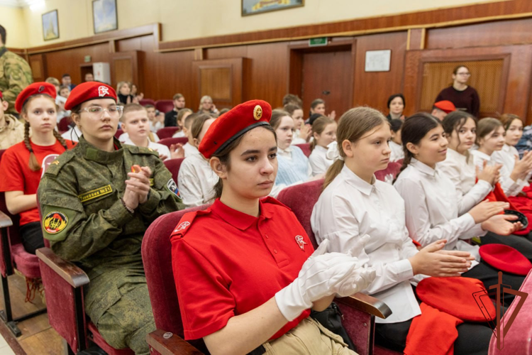 Военнослужащие Центрального округа Росгвардии приняли участие в церемонии посвящения подмосковных школьников в ряды «Юнармии»