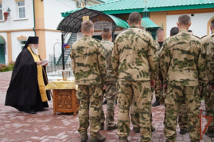 Сотрудники ОМОН «Сувар» Росгвардии посетили Свято-Троицкий мужской монастырь в Чебоксарах