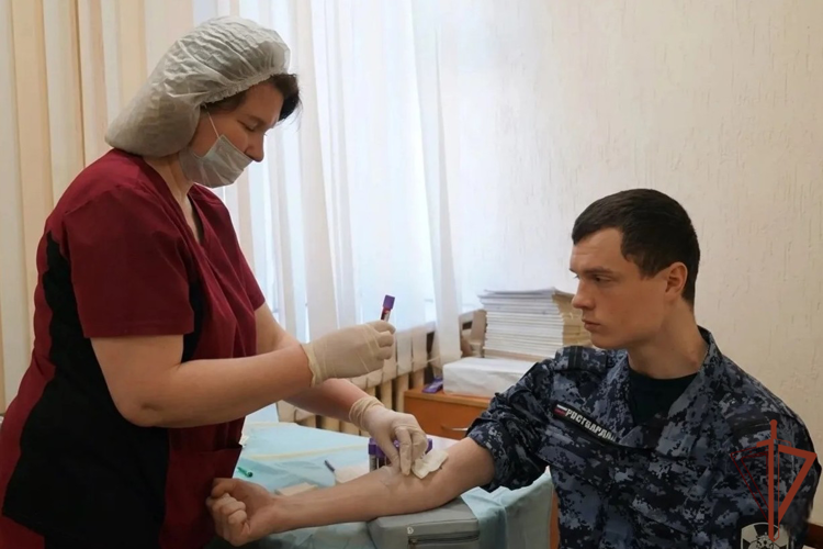 В Кирове росгвардейцы вошли в реестр доноров костного мозга (видео)