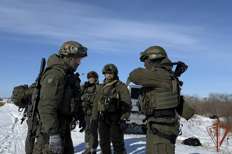 В пригороде Хабаровска сотрудники спецназа Росгвардии провели тренировку по десантированию из вертолета (видео)