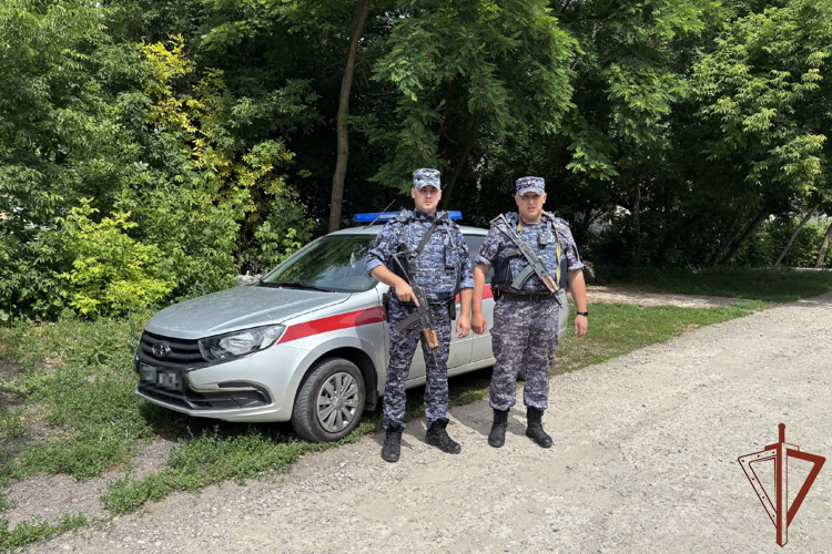 В Белгороде росгвардейцы оказали помощь женщине, оказавшейся в сложной ситуации на дороге