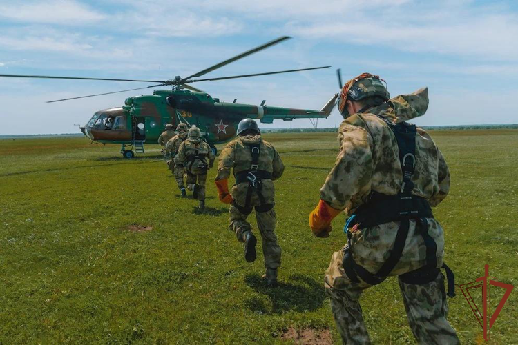 Спецназ Росгвардии отработал беспарашютное десантирование с вертолета Ми-8 в Пензе (видео)