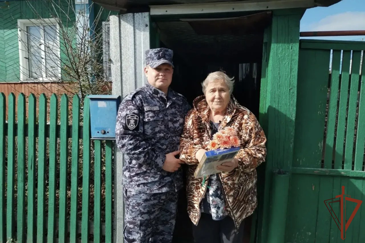 Росгвардейцы в Сибири поздравили представителей старшего поколения с Днем пожилого человека