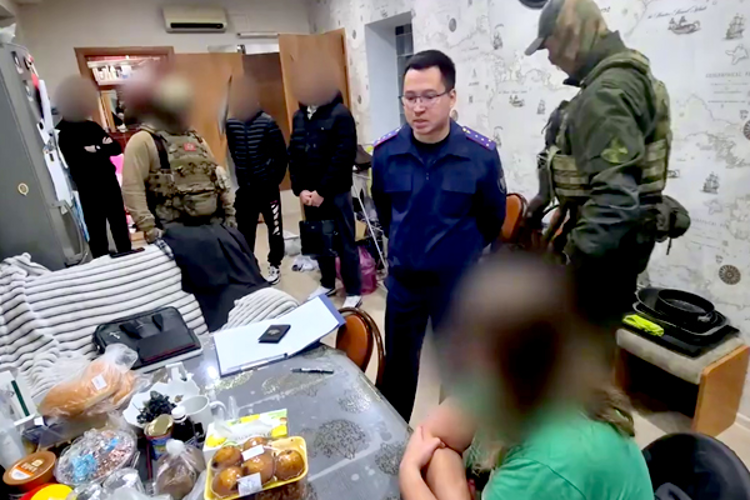 При силовой поддержке СОБР Росгвардии на Сахалине проведены обыски по делу о незаконной миграции