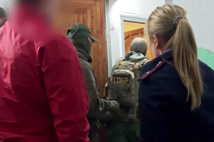 При силовой поддержке СОБР Росгвардии на Сахалине проведены обыски по делу о незаконной миграции