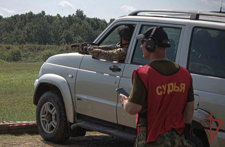 Шесть сотрудников Центрального округа Росгвардии прошли испытания на знак отличия полицейского спецназа