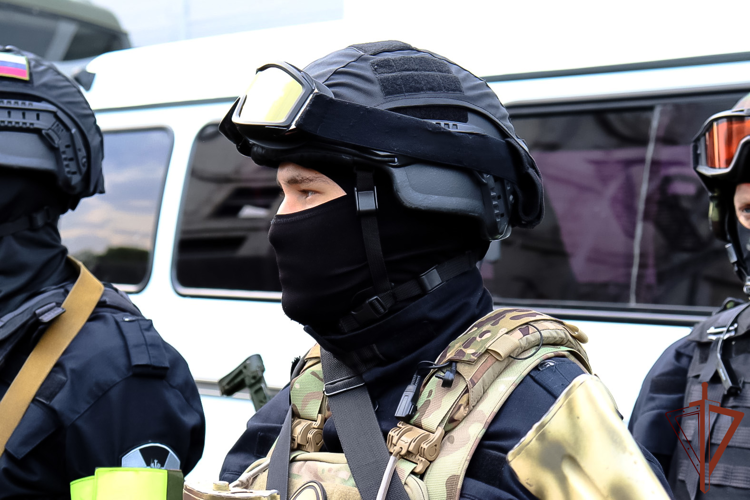 При силовой поддержке ОМОН Росгвардии в Республике Алтай задержаны подозреваемые в совершении преступлений