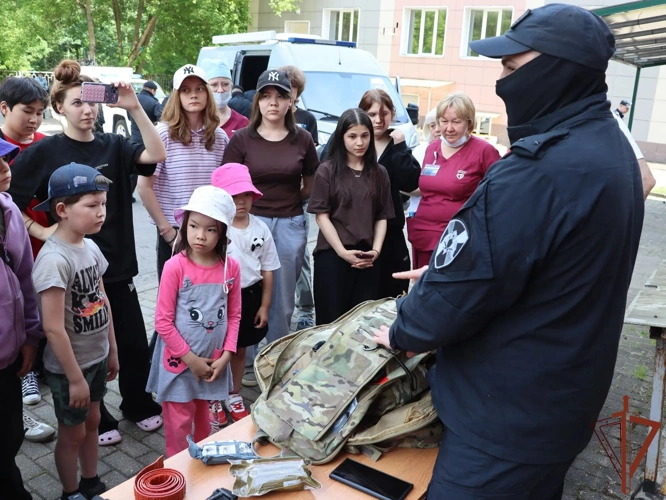В Москве сотрудники спецподразделений Росгвардии навестили детей, находящихся на длительном лечении в больнице