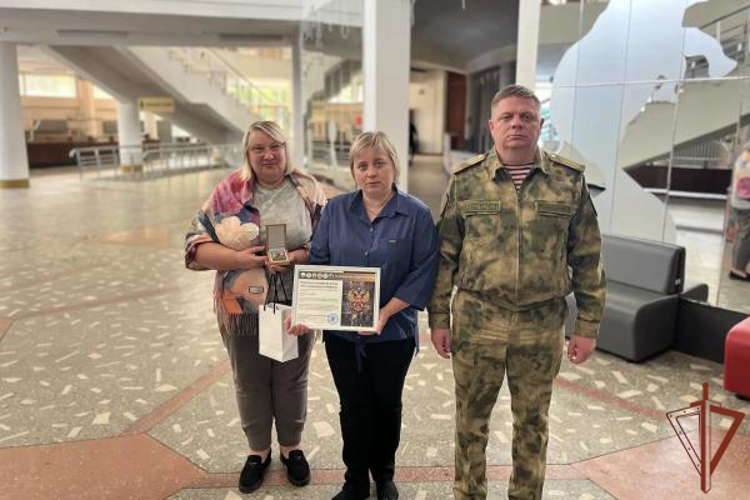 В Брянске семьям погибших сотрудников и военнослужащих войск правопорядка вручили памятные жетоны