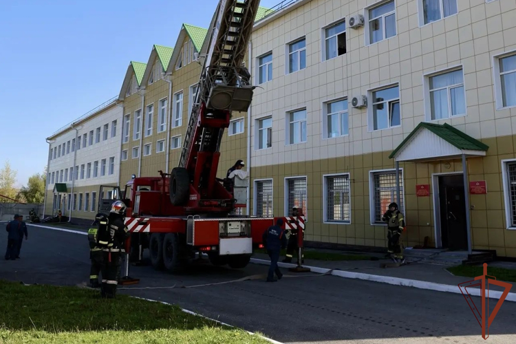 Пожарно-тактическое учение прошло в Управлении Росгвардии по Республике Алтай