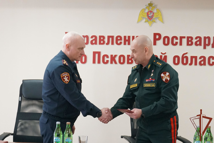 Командующий Северо-Западным округом представил личному составу начальника Управления Росгвардии по Псковской области
