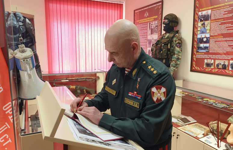 Командующий Северо-Западным округом представил личному составу начальника Управления Росгвардии по Псковской области