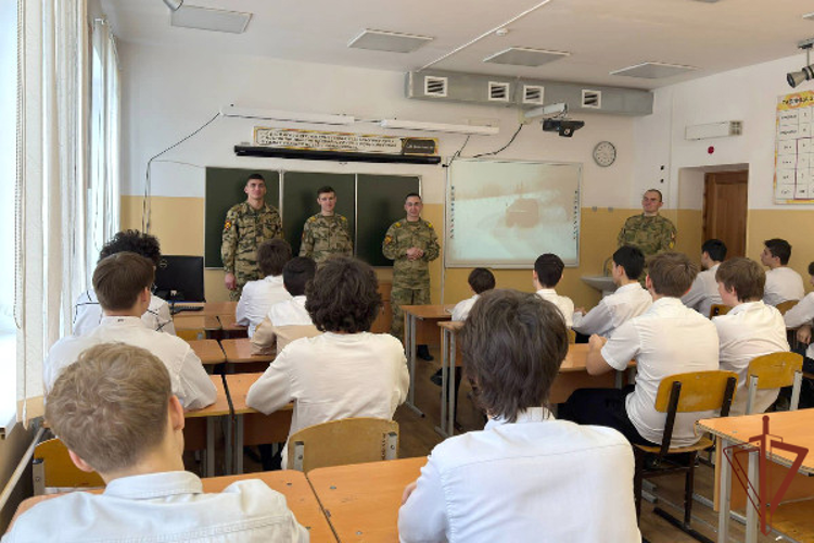 В Чеченской Республике военнослужащие Росгвардии провели встречи с подрастающим поколением