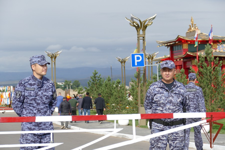 Росгвардия обеспечила безопасность участников Международного буддийского форума в Туве