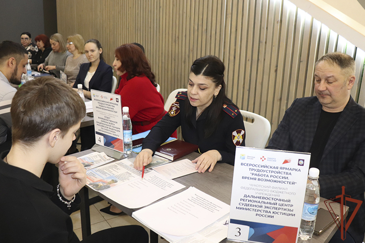 Росгвардия приняла участие в ярмарках профессий, которые прошли в дальневосточных регионах