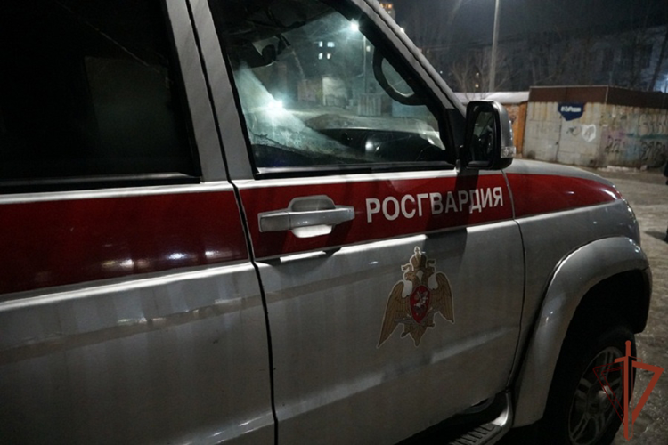 В Улан-Удэ росгвардейцы помогли эвакуироваться жильцам из горящего дома