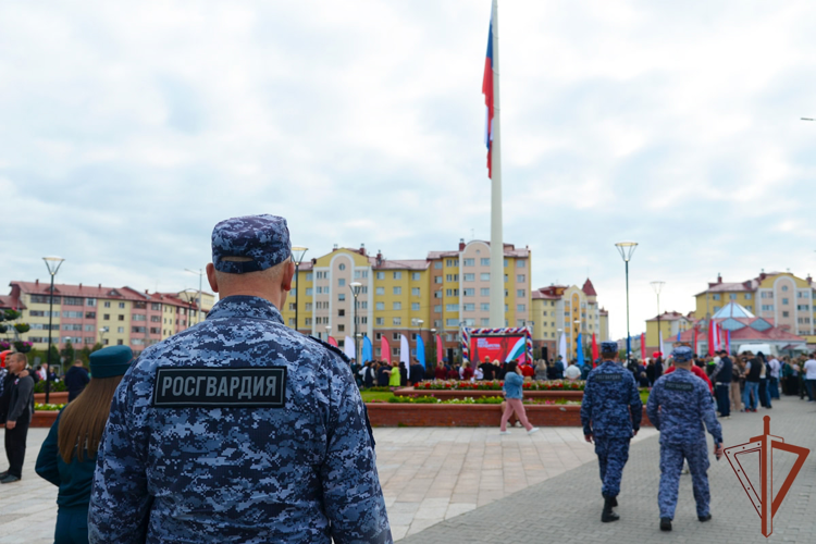 Росгвардия приняла участие в праздновании Дня Государственного флага России в регионах Урала (видео)