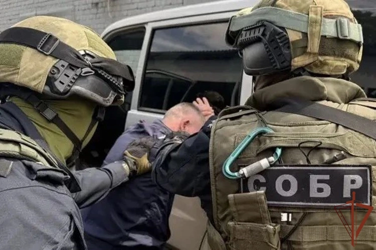 При силовой поддержке СОБР Росгвардии в Новосибирске задержан подозреваемый в вымогательстве (видео)