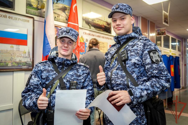 Военнослужащие и сотрудники Северо-Западного округа Росгвардии участвуют в Едином дне голосования