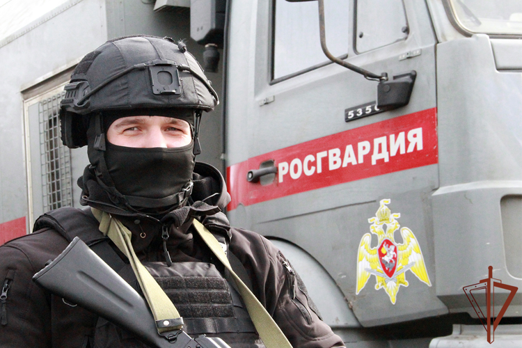 При содействии бойцов СОБР «Сова» Росгвардии в Тюмени задержаны подозреваемые в вымогательстве денежных средств (видео)