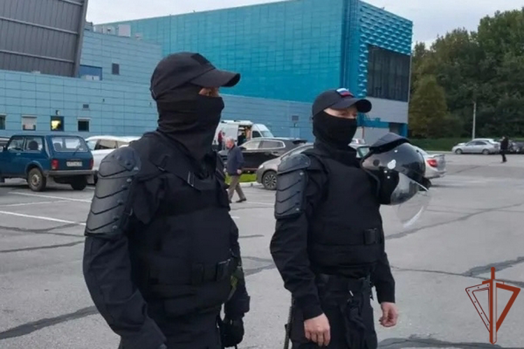 В Череповце росгвардейцы обеспечили безопасность хоккейного матча