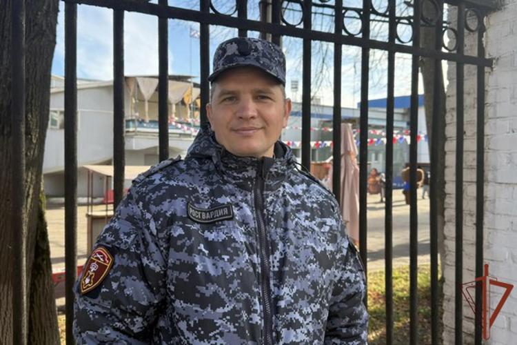В Вологодской области росгвардейцы обеспечили безопасность хоккейного и футбольного матчей
