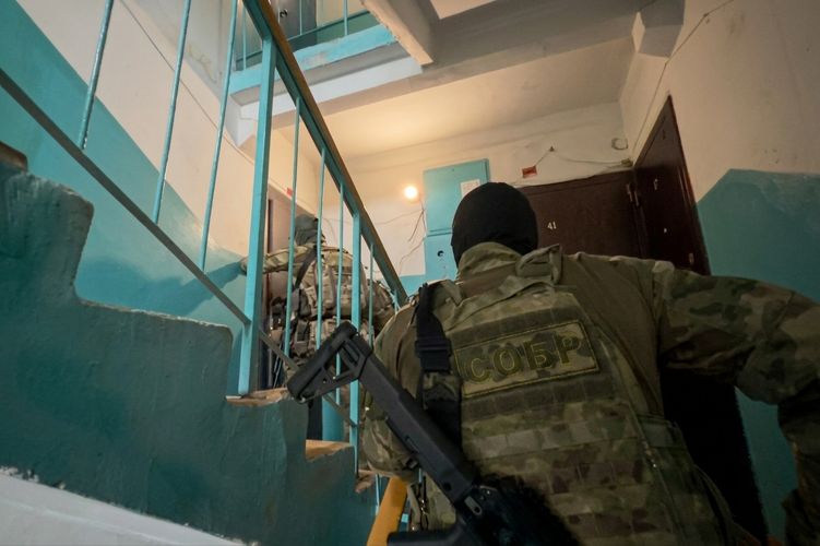 При силовой поддержке СОБР Росгвардии в Свердловской области задержаны подозреваемые в похищении людей и вымогательстве (видео)