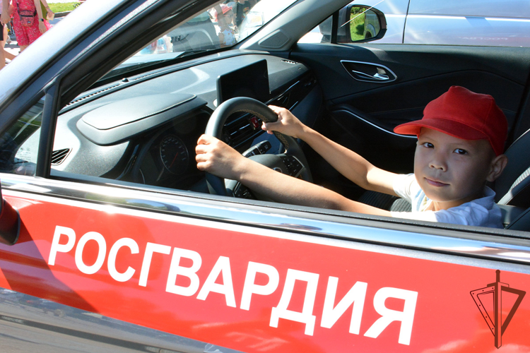 Росгвардия организовала тематическую выставку ко Дню молодёжи в Тюмени
