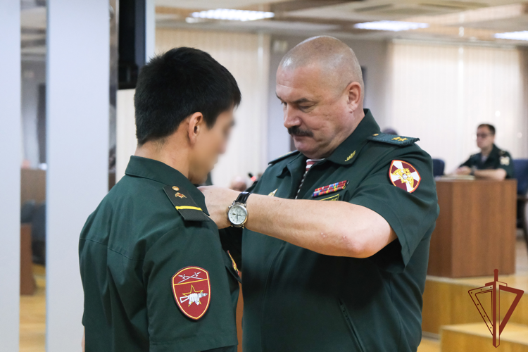 Военнослужащие и сотрудники Уральского округа Росгвардии удостоены государственных и ведомственных наград