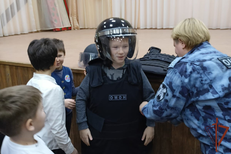 С особенностями службы познакомили детей росгвардейцы в регионах Сибири