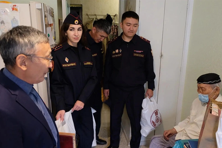 В Якутске в день 104-летия росгвардейцы поздравили ветерана Великой Отечественной войны Семена Колтовского