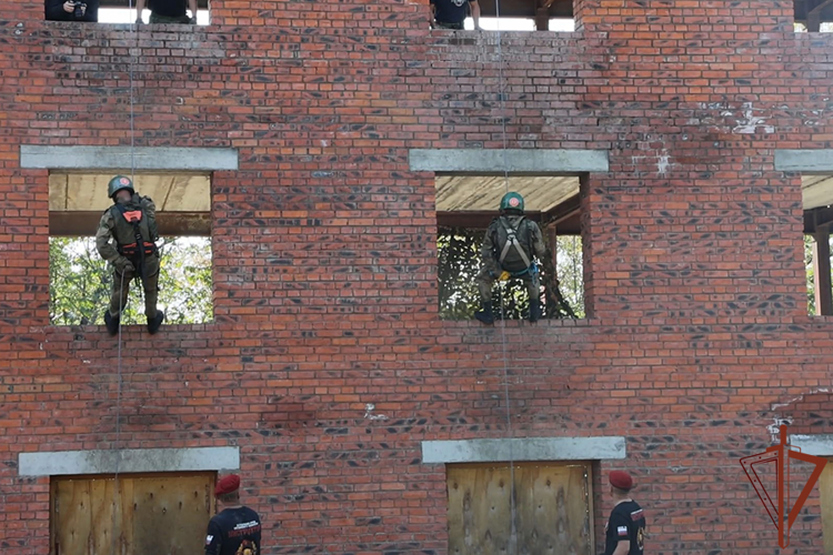 На Дальнем Востоке военнослужащие спецназа Росгвардии приняли участие в испытаниях на право ношения крапового берета