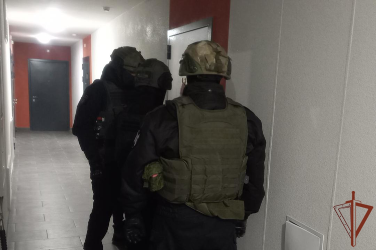 В Удмуртии при содействии спецназа Росгвардии задержаны подозреваемые в мошенничестве в отношении участника СВО (видео)