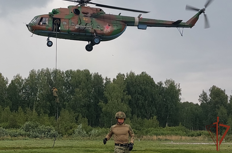 Военнослужащие отряда спецназа «Ермак» Сибирского округа Росгвардии совершенствуют навыки беспарашютного десантирования в Новосибирске