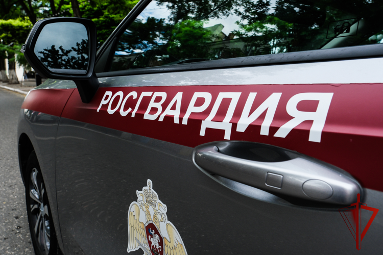 Сотрудники вневедомственной охраны оказали помощь астраханцу, получившему солнечный удар