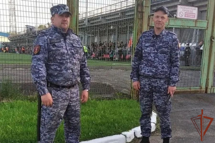 Росгвардейцы обеспечили безопасность футбольного матча в Череповце