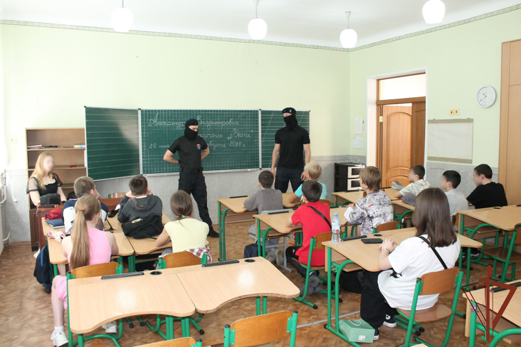 Росгвардейцы провели урок мужества в одной из донецких школ