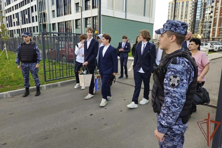 Росгвардейцы обеспечили безопасность школьных линеек на северо-западе страны