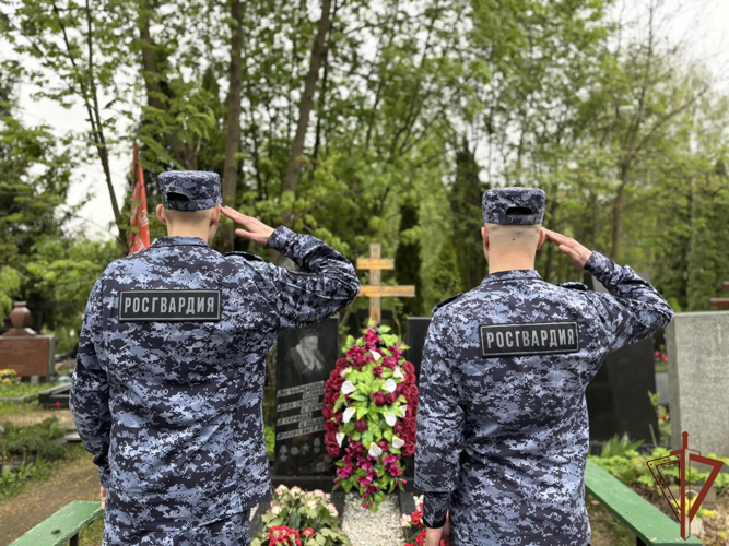 Память Героя Советского Союза Степана Харитоновича Зайцева почтили росгвардейцы на Троекуровском кладбище Москвы