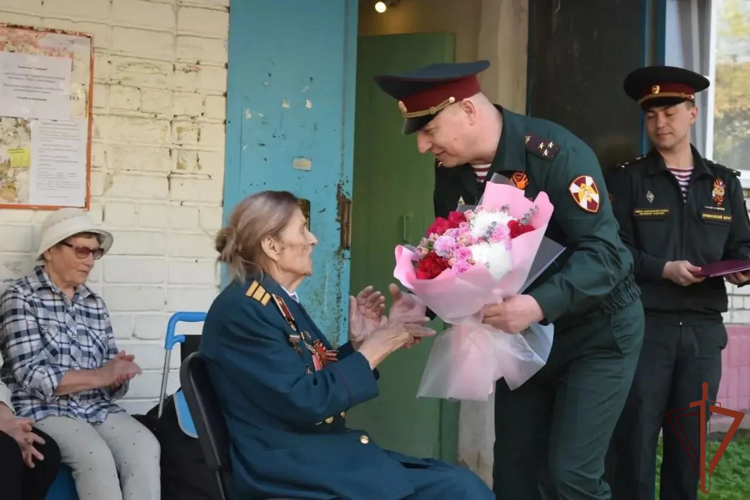 В Сарове росгвардейцы провели «Парад у дома ветерана» (видео)