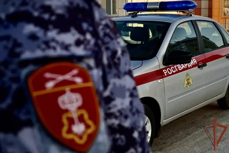 Сотрудники Росгвардии в Забайкалье потушили загоревшийся дом с детьми внутри