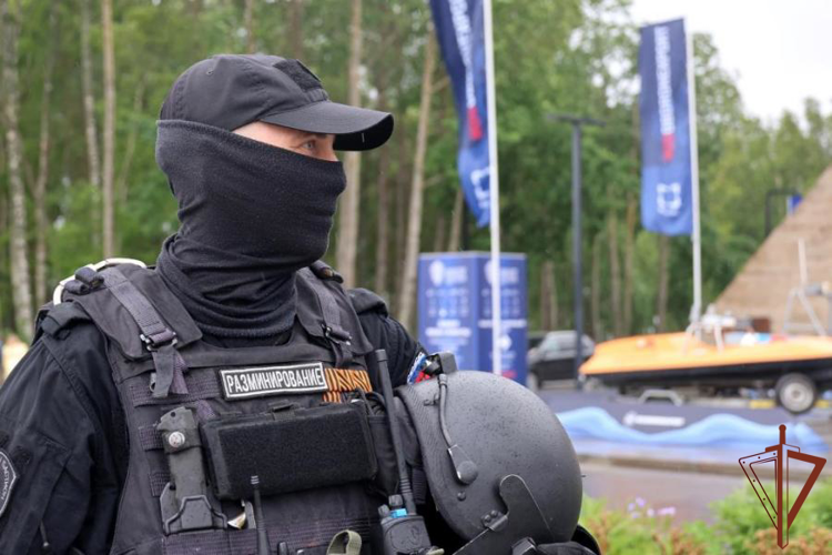В Санкт-Петербурге росгвардейцы приняли участие в обеспечении правопорядка и безопасности при проведении военно-морского салона «Флот-2026»